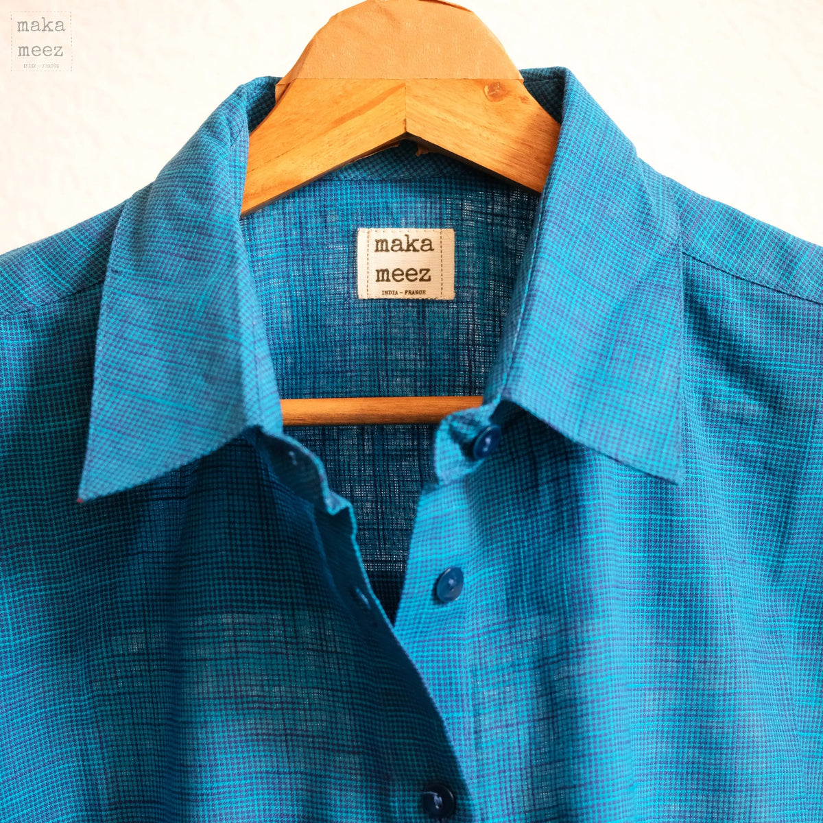 Chemise LILA en coton Khadi bleu sur cintre col ouvert