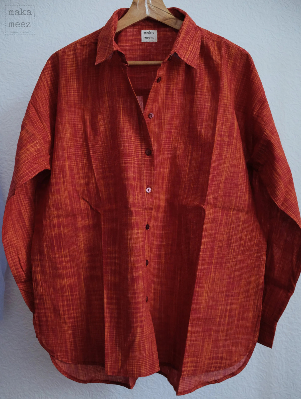 Chemise LILA en coton Khadi Rouge suspendue sur cintre