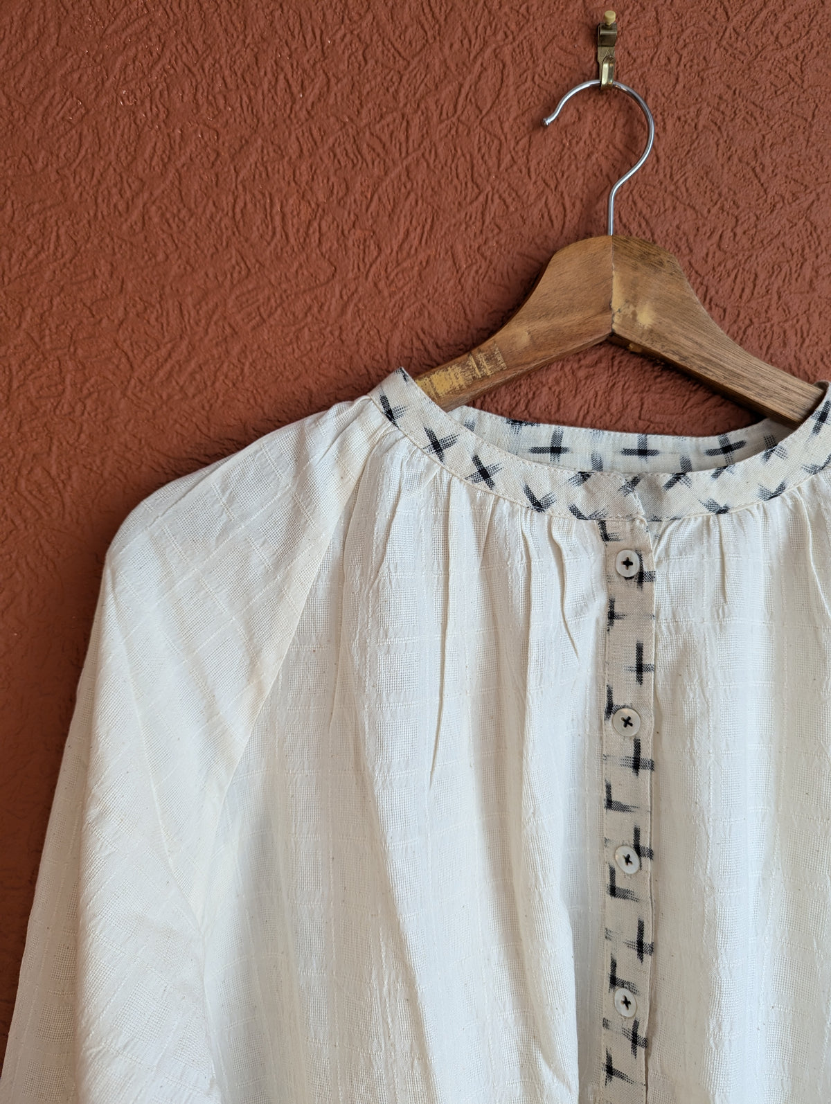 Blouse KATI sur cintre zoom sur le col et les boutons nacrés