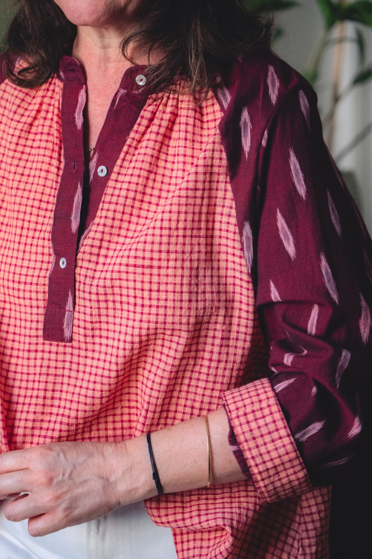 blouse KATI 2.0 zoom sur les carreaux du khadi rose saumoné