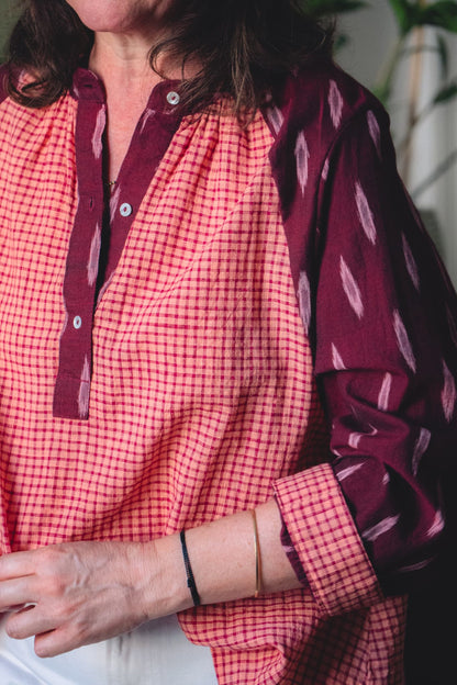 blouse KATI 2.0 zoom sur les carreaux du khadi rose saumoné