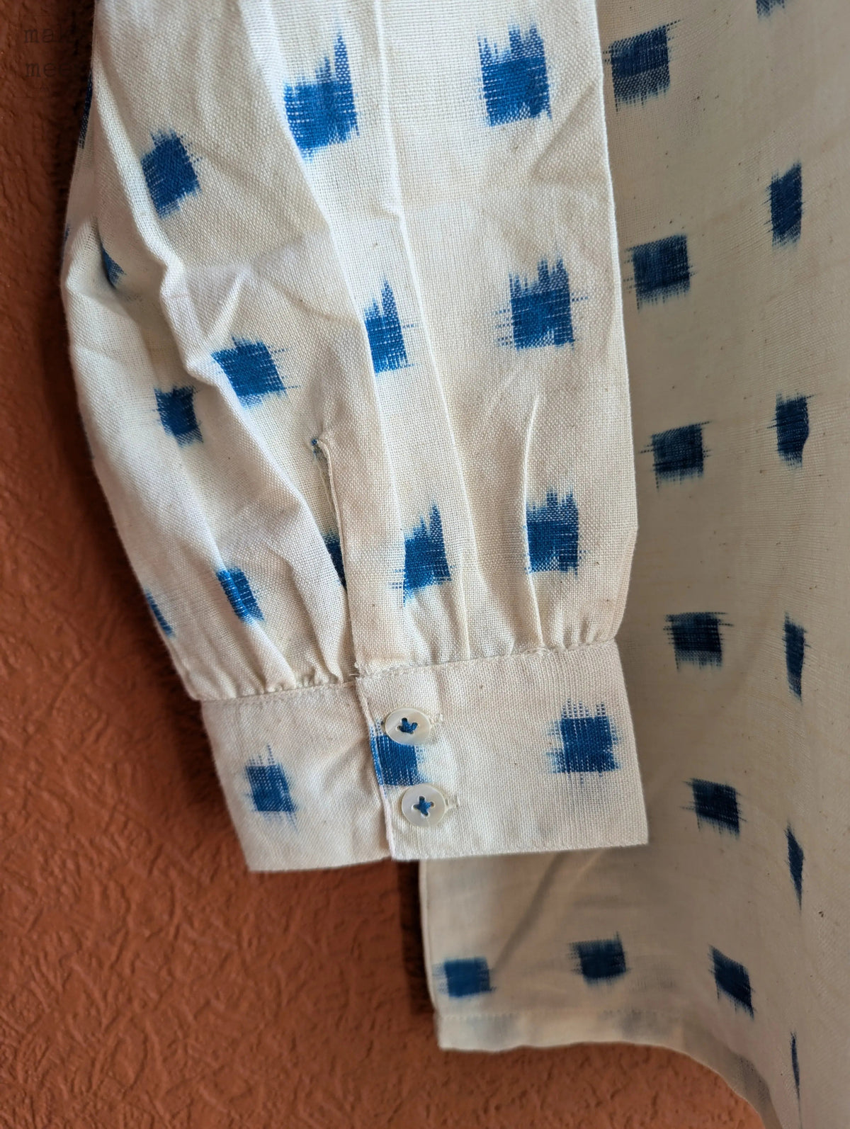  Détails du tissage de l'ikat sur la manche de la blouse KATI en ikat