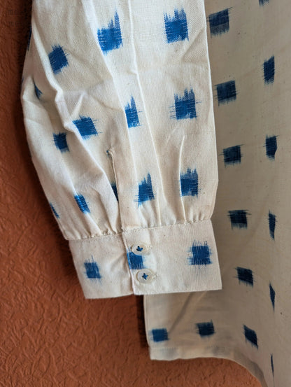  Détails du tissage de l'ikat sur la manche de la blouse KATI en ikat