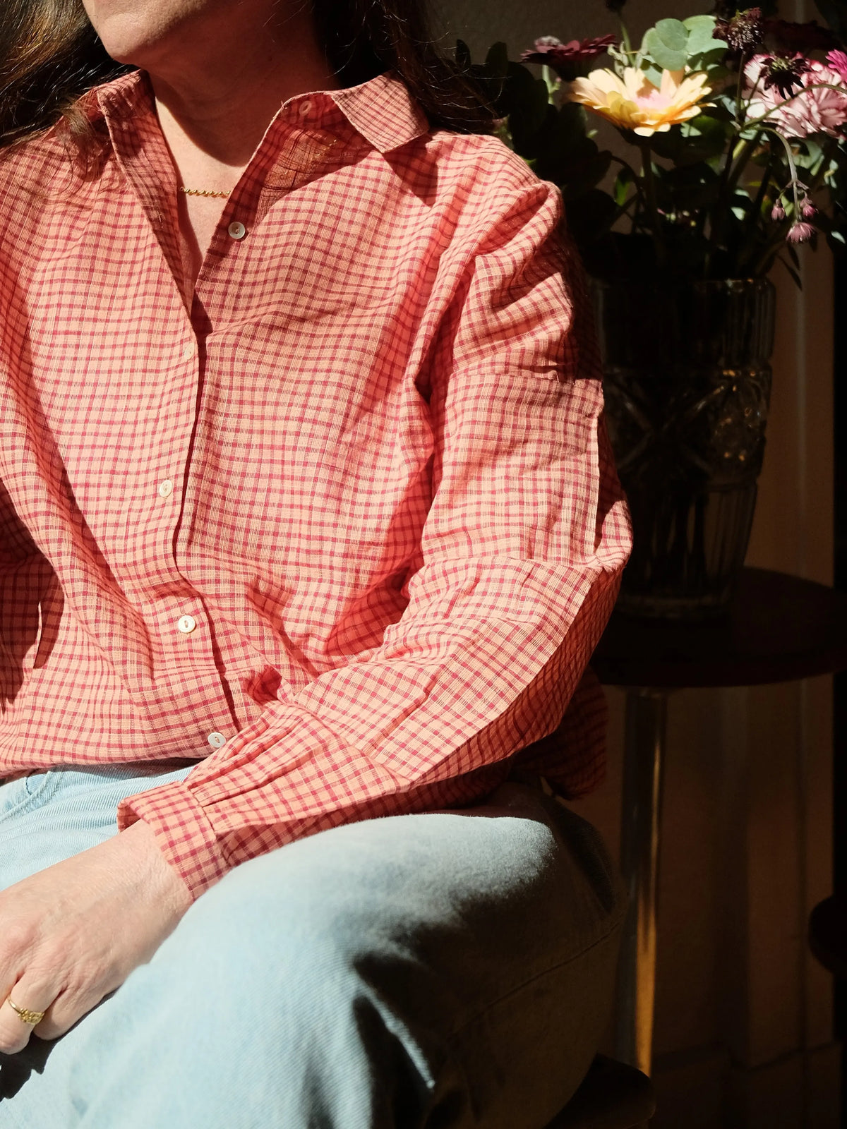 Chemise LILA 2.0 en Khadi à carreaux rentrée dans un jean bleu clair