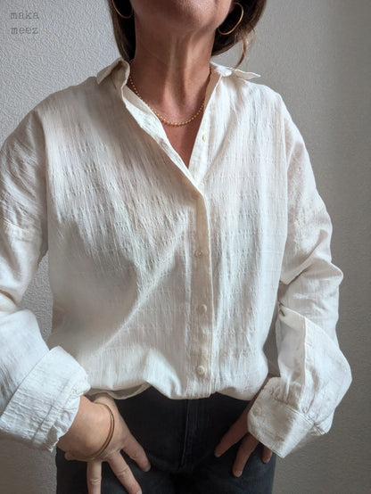Chemise LILA 2.0 en coton jacquard  rentrée dans un jean noir vue de face  