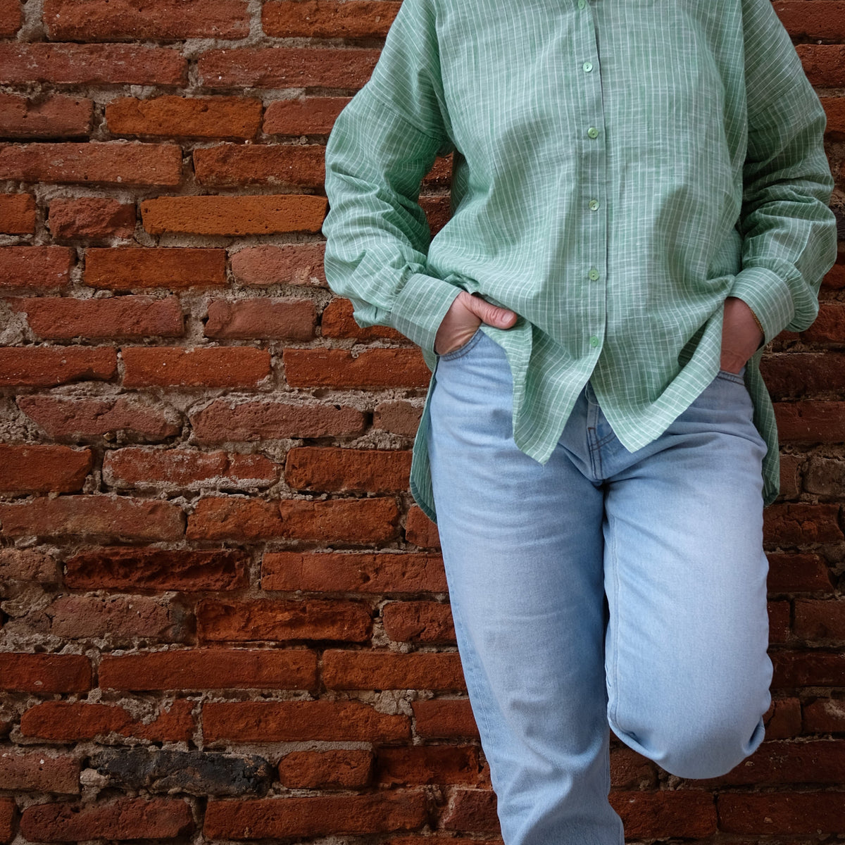 Chemise LILA portée ouverte sur un jean boutonnée vue de face 