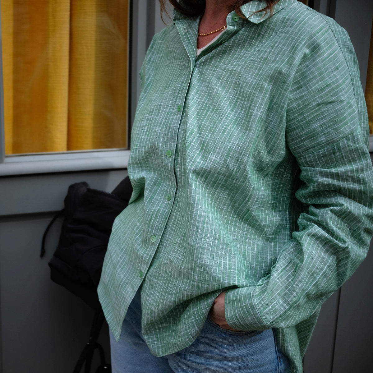 Chemise LILA portée vue de profil ouverte non rentrée dans le jean 