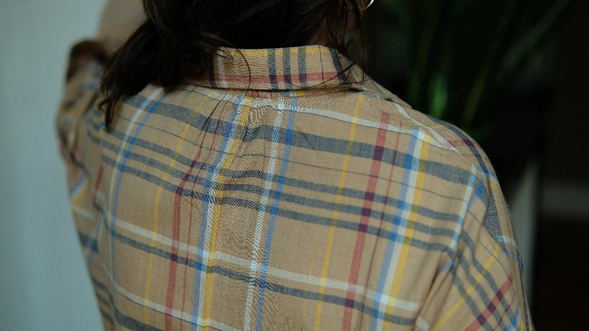 Chemise OUMI en coton khadi beige à carreaux vue du haut de la chemise de dos