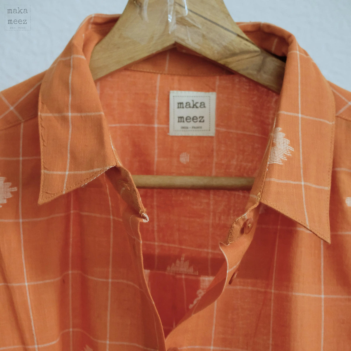 Chemise LILA en coton Jamdani - Orange sur cintre col ouvert