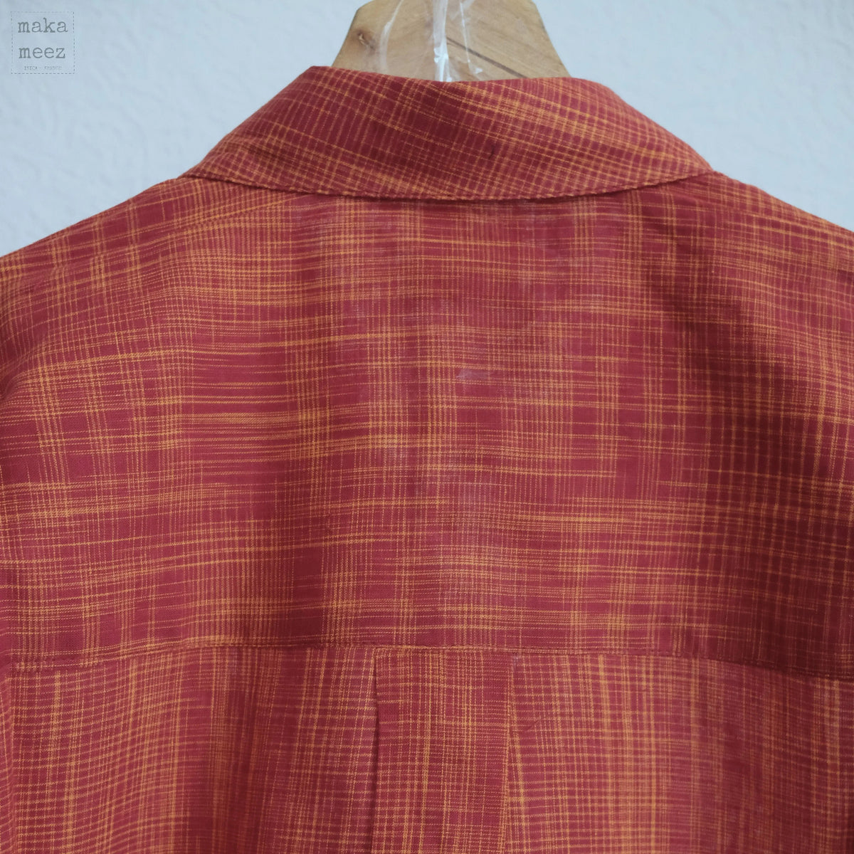Chemise LILA en coton Khadi rouge  sur cintre de dos  
