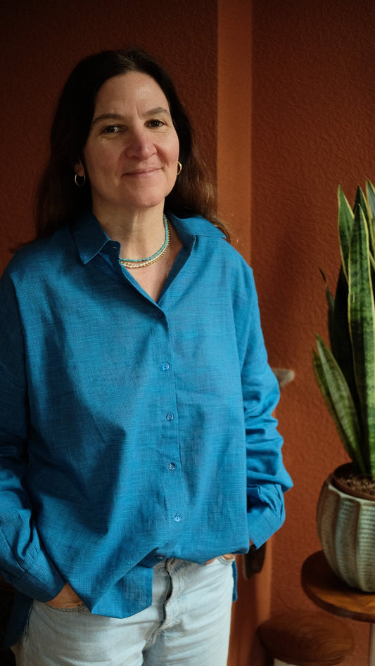 Chemise LILA en coton khadi bleu  portée col ouvert vue de profil