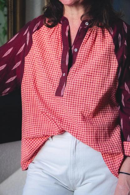 blouse femme KATI 2.0 en ikat et khadi vue de face rentrée dans le jean