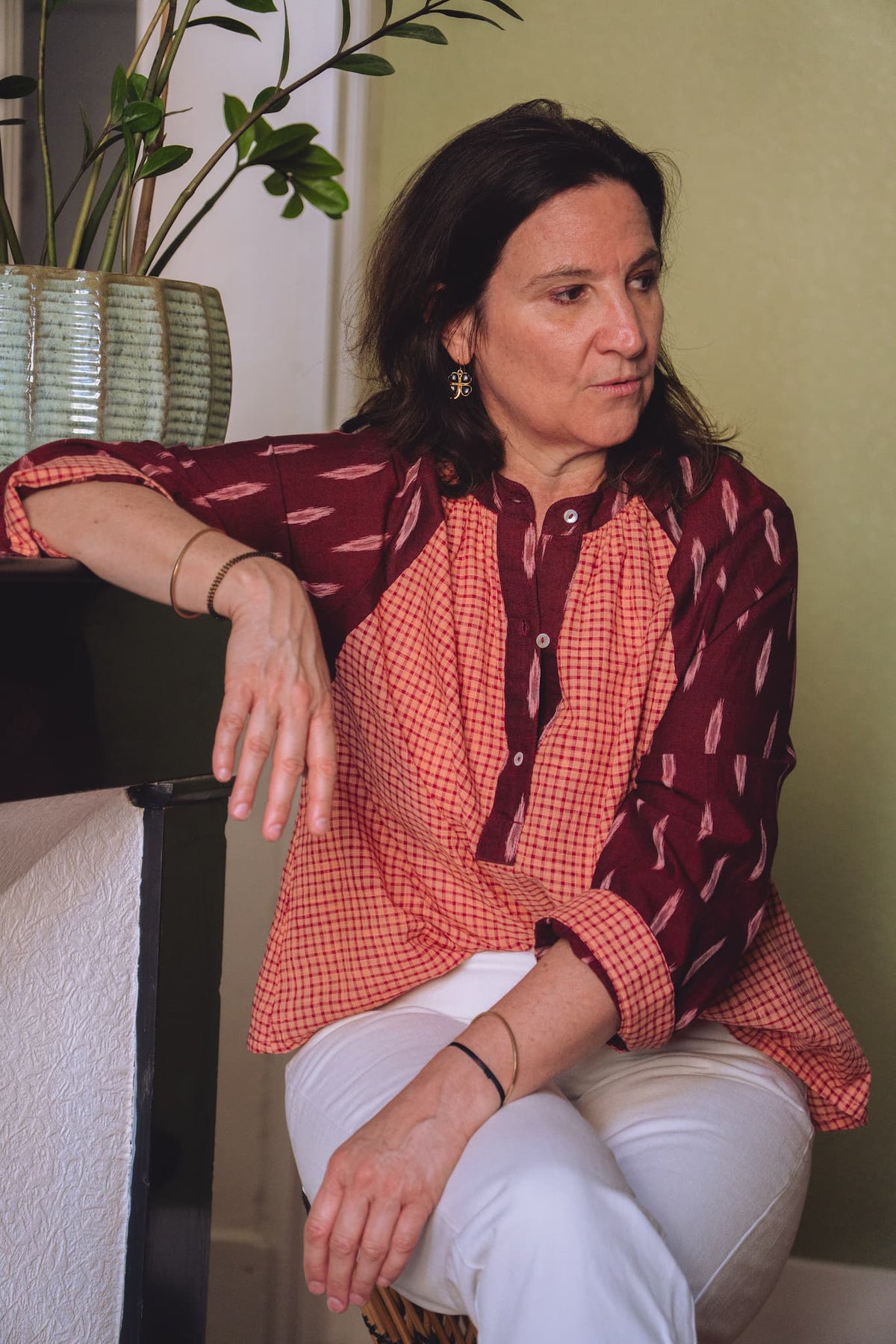 blouse KATI 2.0 en ikat et khadi portée tombante légèrement rentrée dans le pantalon devant